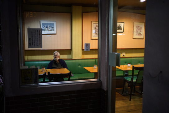 Prima vietano, poi vanno a divertirsi: sembrano italiani, sono i politici giapponesi