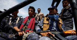 Copertina di Yemen, sciacalli di guerra. Due fazioni: chi può ruba