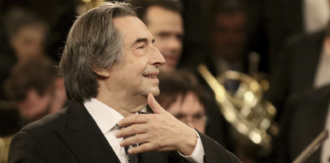 Copertina di Sanremo, Riccardo Muti non usa mezze misure: “E’ un’idea raccapricciante quella di usare un pubblico di figuranti”