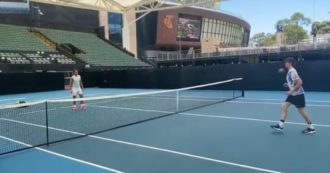 Copertina di Australian Open, “allenamento” alternativo per Sinner e Nadal: da tennisti a calciatori – Video