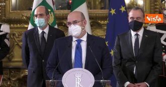Copertina di Consultazioni, Crimi legge il messaggio di un sindaco: “Vito, abbiamo bisogno di stabilità e di lavorare. Italiani stufi dei teatrini”