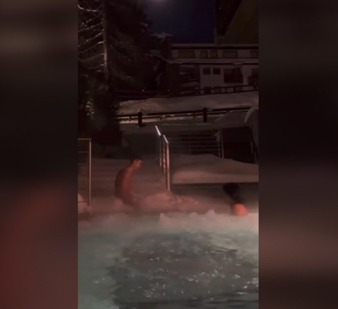 Cristiano Ronaldo e Georgina postano un video in piscina circondati dalla neve. I social scatenati: “Torino? Ma chi ci crede?”