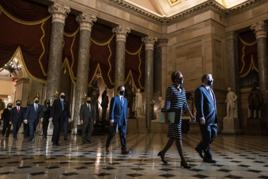 Covid, gli Usa allentano le misure. Impeachment per Trump, ora il Gop è più cauto