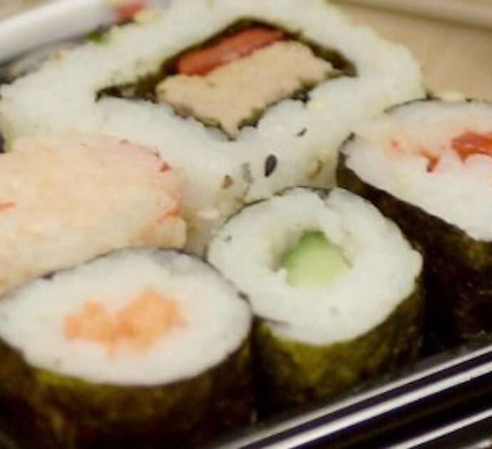 “Sushi-terrorismo”, la nuova sfida social spaventa i ristoranti giapponesi: ecco che cos’è