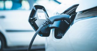 Copertina di “In Europa auto elettrica più pulita dell’equivalente termica solo dopo 80mila chilometri di utilizzo”. Lo studio di Volvo