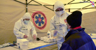 Milano, volontari della Brigata offrono tamponi gratuiti nelle periferie: “Test a chi è escluso dalla sanità. Regione non si occupa di prevenzione”