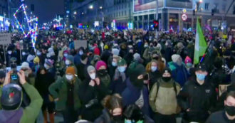 Copertina di Polonia, corteo di migliaia di persone sfila a Varsavia contro la legge che vieta l’aborto – Video