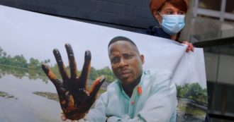 Copertina di Shell colpevole di inquinamento da petrolio: dovrà risarcire gli agricoltori nigeriani. “Ora le vittime dello sfruttamento possono vincere”