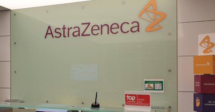 Astrazeneca-Ue, leggibili per errore parti oscurate del contratto: ordine vale 870 milioni, consegna senza profitto solo fino all’1 luglio