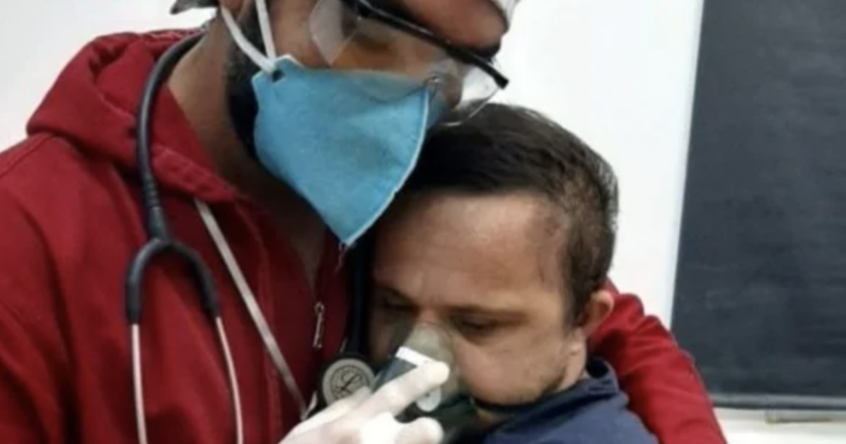 L’infermiere abbraccia il paziente Covid con sindrome di Down: “Aveva bisogno di molto affetto”