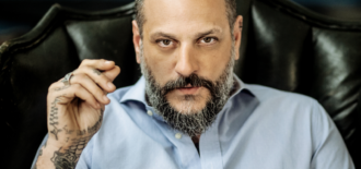 Copertina di Misha Sukyas per FQMagazine, la storia: “Ho trovato una vera eroina nella padrona del ristorante in cui sono chef. Ma non può ‘togliersi il fegato'”