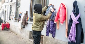 Copertina di Milano, i doni del “Muro della gentilezza” per i bisognosi: così la pandemia ha generato solidarietà