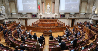 Copertina di Voto storico in Portogallo, il Parlamento dice sì alla legge per legalizzare l’eutanasia in situazioni di “sofferenza o gravità estrema”