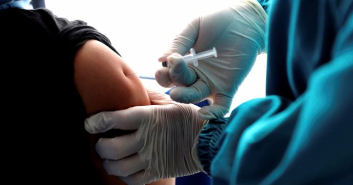 Covid, lo studio in Scozia: “Crolla fino al 94% il numero dei ricoveri tra i vaccinati”