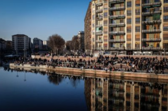 “Stai cercando queste?”: sgominata baby gang della Darsena di Milano, arrestati 9 ragazzini tra i 12 e 18 anni accusati di rapine e violenze
