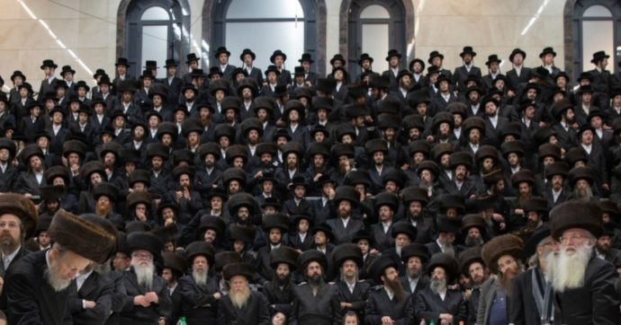 Israele, migliaia di ebrei ortodossi ai funerali del rabbino morto di Covid. Ministro Salute: “Evento che provocherà altri morti”