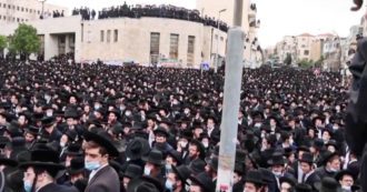 Copertina di Gerusalemme, folla di migliaia di ebrei ortodossi al funerale del rabbino morto di Covid: le immagini impressionanti – Video