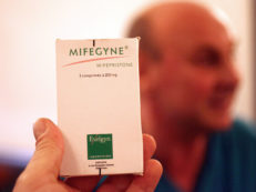 Copertina di Aborto farmacologico nei consultori: il Lazio “determina”, ma non impone