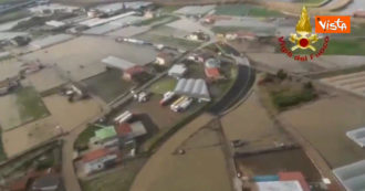 Copertina di Maltempo nel Salernitano, esonda il fiume Sarno: 30 famiglie evacuate. Le immagini aeree
