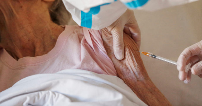 Vaccino antinfluenzale, i geriatri: “Sembra in grado di ridurre del 14% di infezione da Covid”
