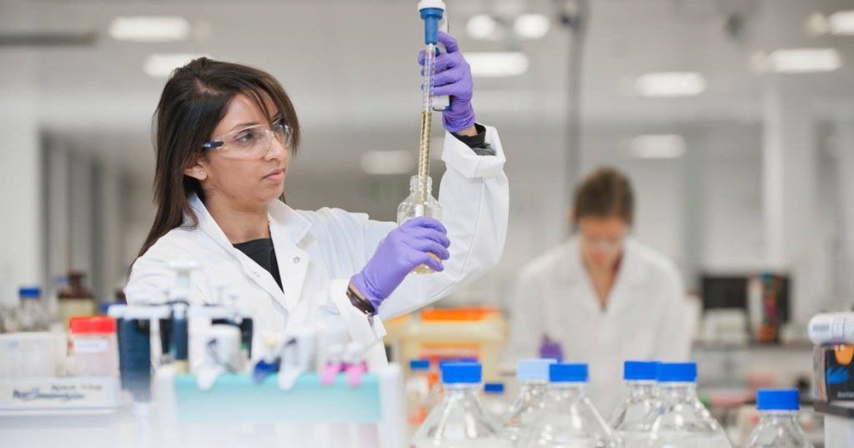 Vaccini Covid, Ue in bilico sui contratti. Gli esperti: “È il produttore a fissare le date di consegna. I governi non possono fermare i pagamenti”