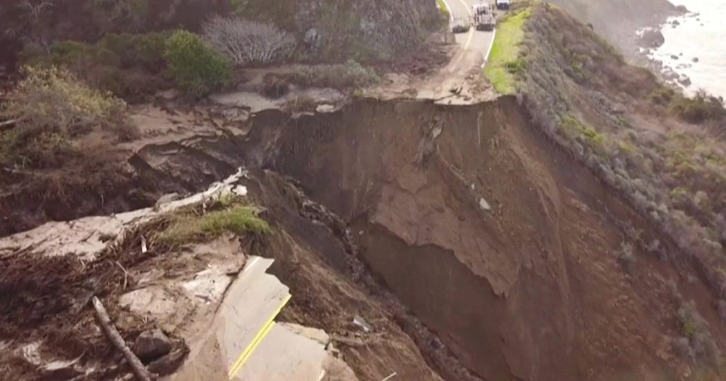 California, crollano 50 metri della storica autostrada Highway 1 a causa delle forti piogge: le immagini riprese dall’alto