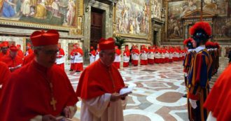 Copertina di Il Conclave in tv: come funziona, dove e come seguirlo. Dal primo segnale di fumo in diretta “a schiaffo”, al cambio dei palinsesti