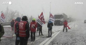 Copertina di Francia, proteste contro la chiusura degli impianti sciistici: i manifestanti bloccano l’ingresso del traforo del Frejus – Video