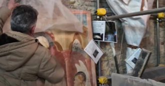 Copertina di Terremoto Marche, parte il restauro delle 14mila opere d’arte recuperate dalle macerie: “Alcune delle chiese che le ospitavano non esistono più”