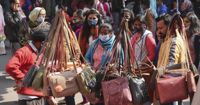 India, si fa strada l’ipotesi dell’immunità di gregge: gli indizi dai test sierologici al calo netto dei contagi