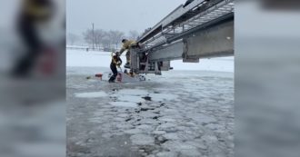 Usa, pick up finisce in un lago ghiacciato: il salvataggio all’ultimo secondo dei vigili del fuoco – Video