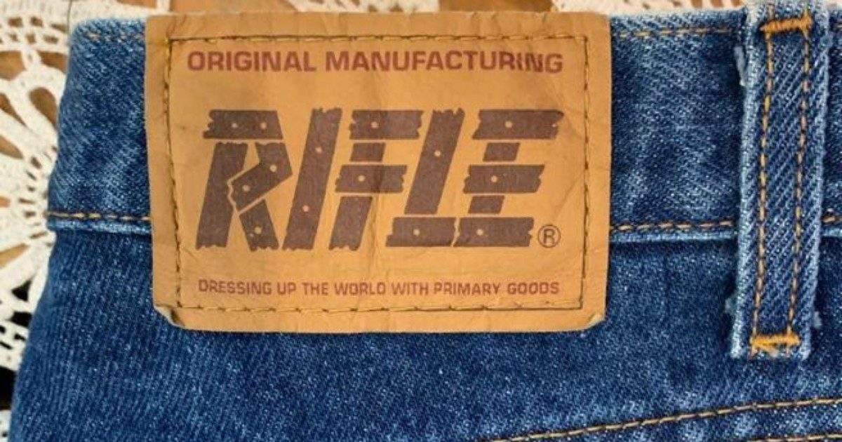 È fallita Rifle: la super svendita con jeans, felpe e giubbotti a 2 euro