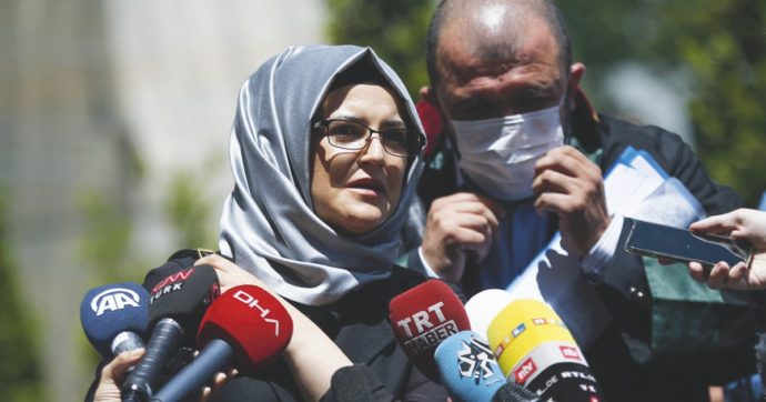 Copertina di Khashoggi, parla la compagna Hatice Cengiz: “La storia giudicherà chi loda il regime saudita”
