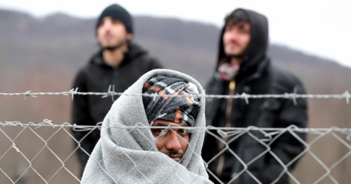 Copertina di Lipa, eurodeputati visitano i migranti. Ira della Croazia