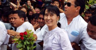 Copertina di Birmania, i militari che tengono reclusa Aung San Suu Kyi sciolgono anche il suo partito. Così la dittatura sradica la democrazia