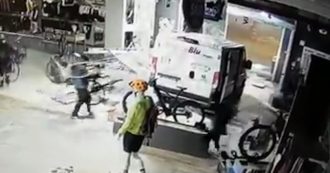 Milano, usano un furgone a noleggio come ariete per sfondare il negozio di biciclette: le immagini del maxi furto
