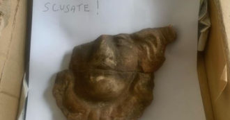 Copertina di Ruba un reperto a Pompei, dopo 50 anni lo restituisce: “Me ne vergogno, scusate!”