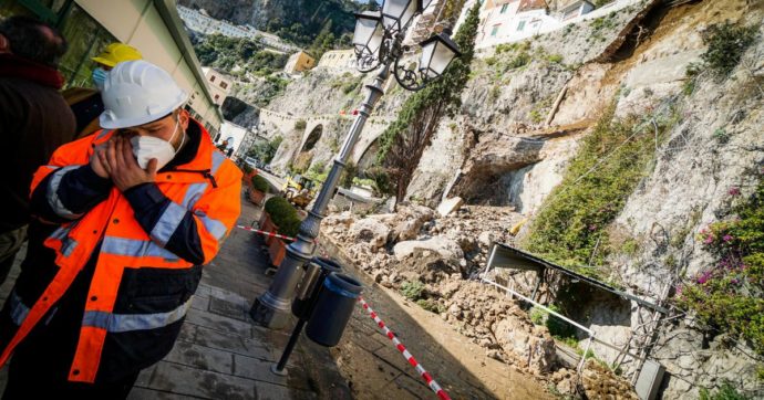 Amalfi, si stacca costone: paura in Costiera .“Case evacuate, strada bloccata per mesi”