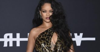 Copertina di Rihanna si schiera con i contadini indiani e i vip l’appoggiano: “Perché non ne parliamo?”. Scoppia l’ira del governo indiano