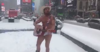 Copertina di La bufera a New York non ferma “The Naked Cowboy”: la perfomance in mutande sotto la neve