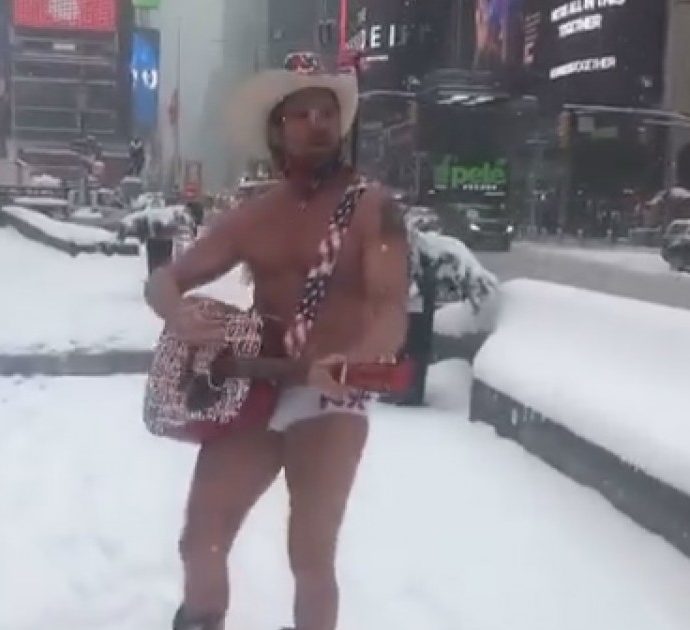 La bufera a New York non ferma “The Naked Cowboy”: la perfomance in mutande sotto la neve