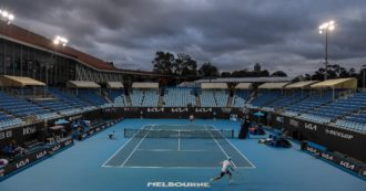 Copertina di Australian Open, al via il primo Slam del 2021: assente Federer, ma torna (con difficoltà) il pubblico. Fino a 30mila persone al giorno