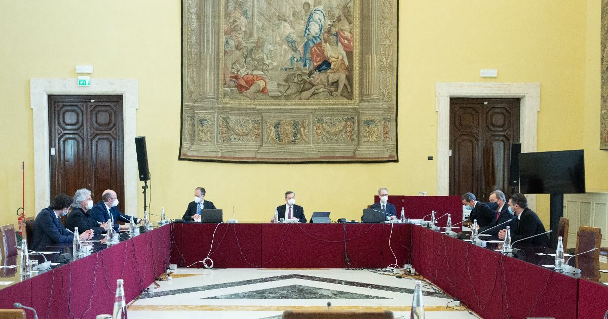 Incontro M5s-Draghi, Crimi: “Saremo leali, premier sensibile a reddito di cittadinanza”. Poi Grillo: “Accontentare tutti è via per l’insuccesso”