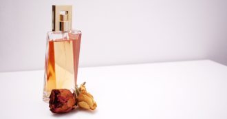 Copertina di Cosa c’è davvero dentro al profumo che usiamo? Ecco come leggere le etichette per evitare sostanze tossiche