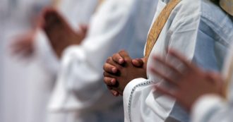 Pasqua, la Via crucis di monsignor Ganswein che rimette Gesù al centro