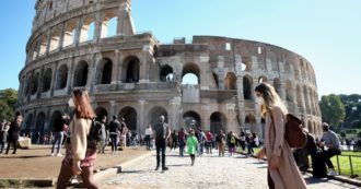 Copertina di Selfie a pagamento e minacce ai turisti davanti al Colosseo: due centurioni condannati per tentata estorsione