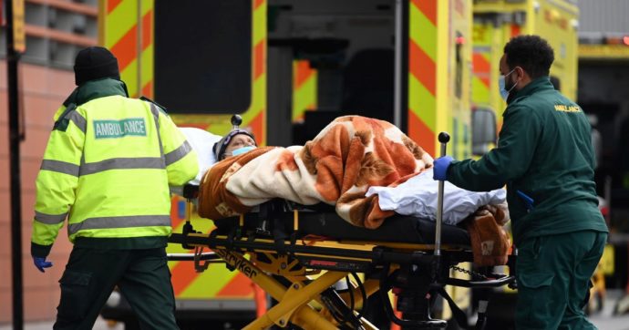 “Variante inglese, rischio 400 mila casi al giorno”