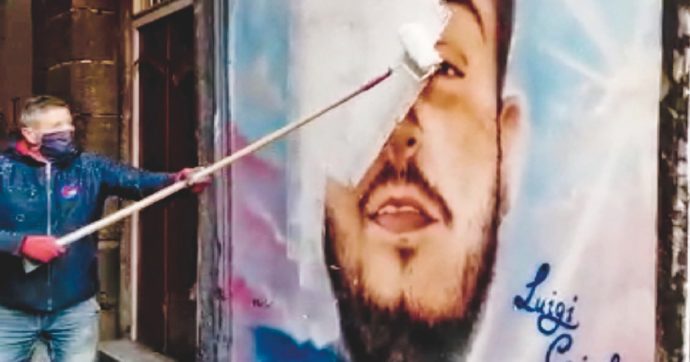 Copertina di Napoli, murale per il baby-rapinatore ucciso. Il Comune lo rimuove. “Fenomeno diffuso”