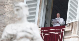 Copertina di Papa Francesco torna ad affacciarsi in piazza San Pietro per l’Angelus: non accadeva dal 20 dicembre – video