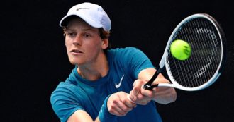 Copertina di Jannik Sinner vince ancora a Miami: a 19 anni è per la prima volta ai quarti di finale in un Masters 1000 e fa sembrare tutto normale